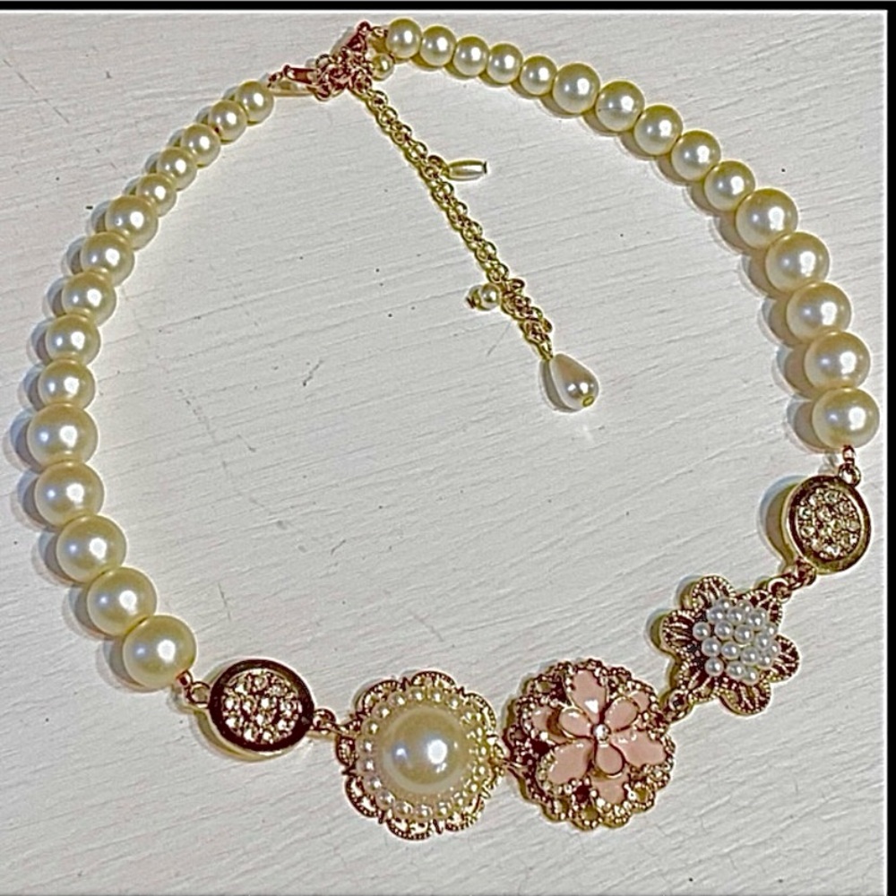 Designed Pearl Floral Necklace